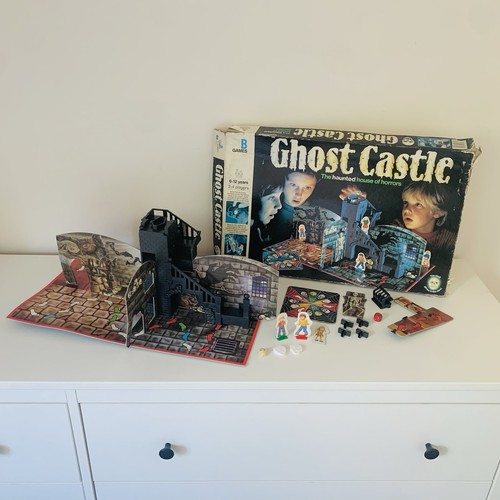 Vintage games ghost - vintage, castle